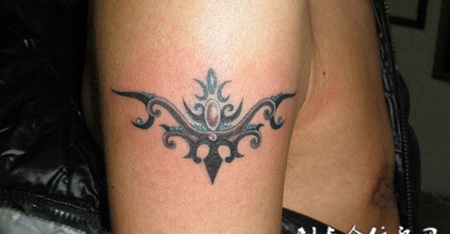 胳膊上的宝石纹身