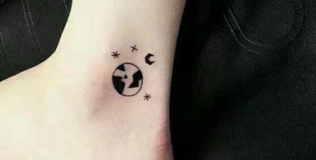脚踝上的地球月亮纹身图案
