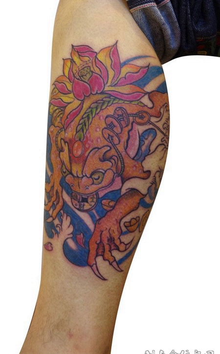 小腿上的招财蟾蜍莲花纹身