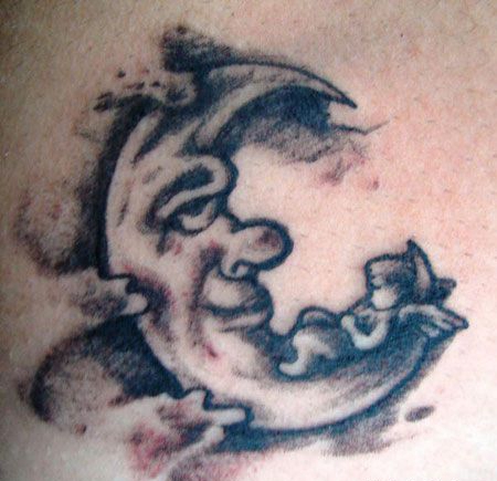 背部微笑的月亮和天使纹身图案