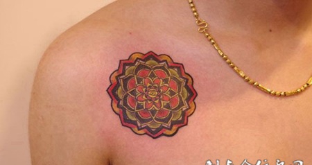 肩膀上的莲台纹身