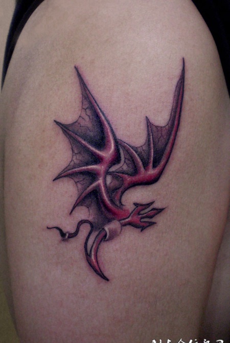 胳膊上的蝙蝠翅膀纹身