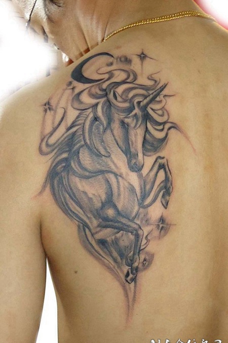 背部独角兽纹身