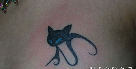 胸前猫咪纹身