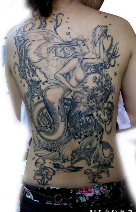 满背美人鱼纹身