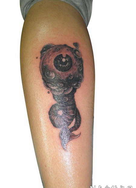 胳膊上的抽象眼睛纹身