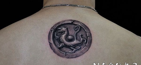 背部雕刻印章纹身