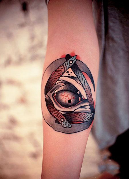手臂上月亮中的上帝之眼纹身图案