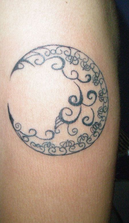 手臂上的弯月亮纹身图案