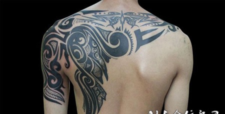 背部抽象图腾纹身
