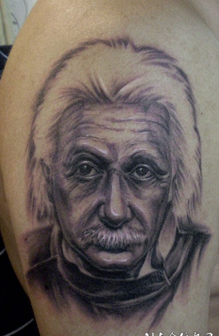 胳膊上的爱因斯坦纹身