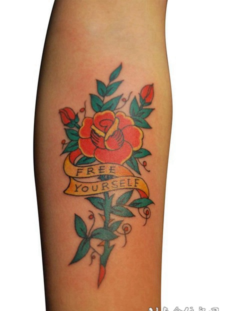 胳膊上的玫瑰花纹身