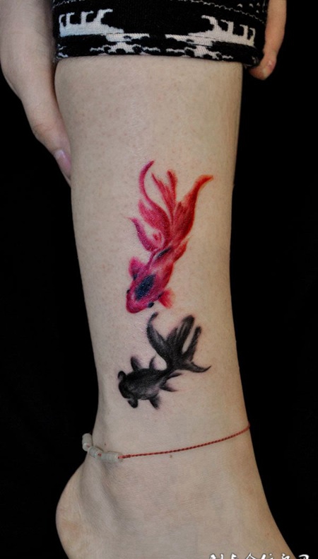 小腿上的金鱼纹身