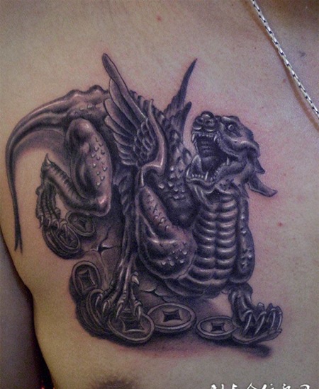 胸前的招财貔貅纹身图案