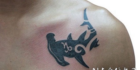 肩膀上的鲸鱼纹身