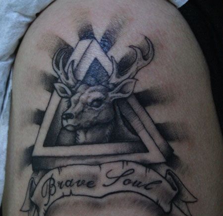 大臂三角形眺望自由的麋鹿纹身图案