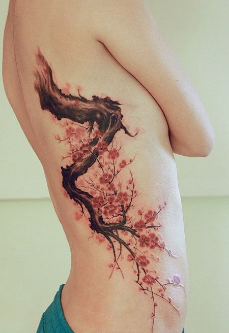 性感美女侧腰梅花纹身图案