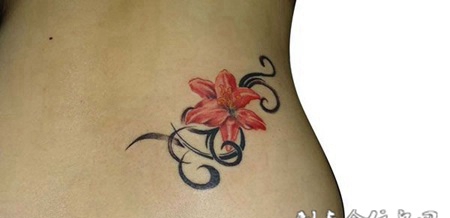 腰侧百合纹身