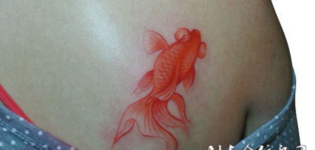 背部金鱼纹身