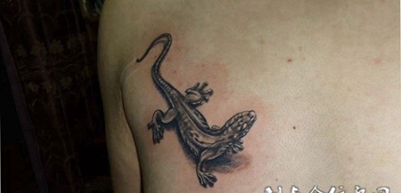 胸前的蜥蜴纹身