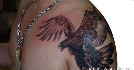 胳膊上的鹰纹身