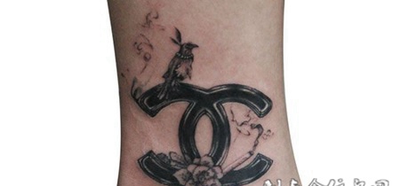 脚踝上的乌鸦纹身