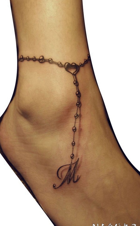 脚踝上的英文脚链纹身