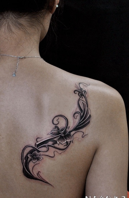 背部翅膀花藤纹身