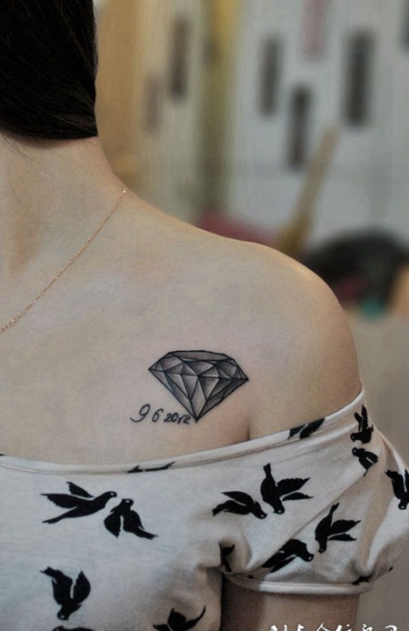 肩膀上的钻石纹身