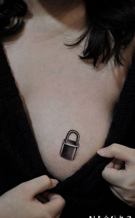 胸前的小锁纹身