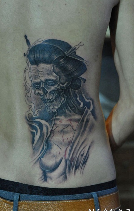 后腰上的骷髅纹身
