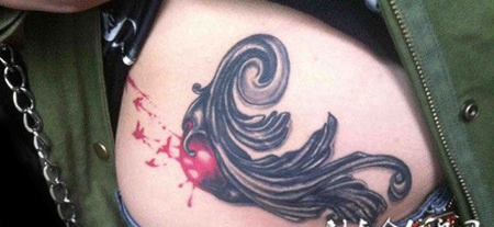 腰侧的萱草纹身图案