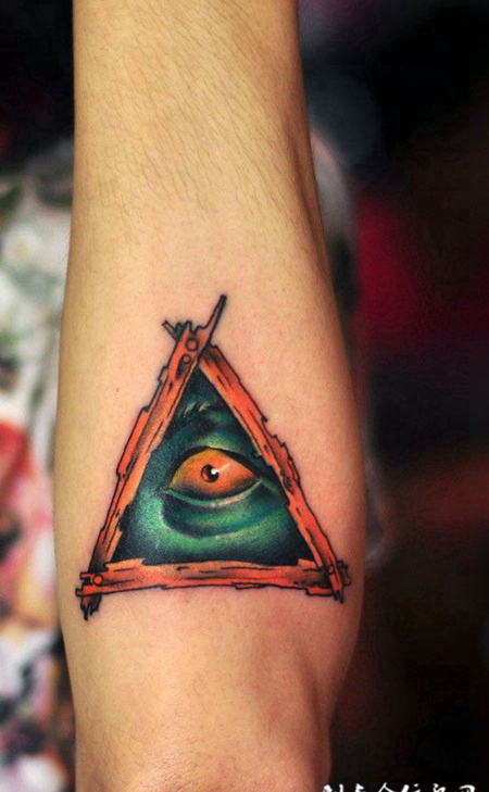 胳膊上的三角眼睛纹身