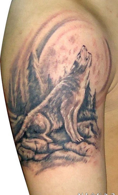 胳膊上的月下狼狼啸纹身