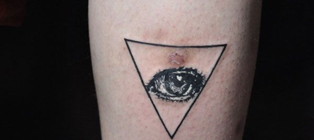 手臂上三角形的眼睛纹身图案