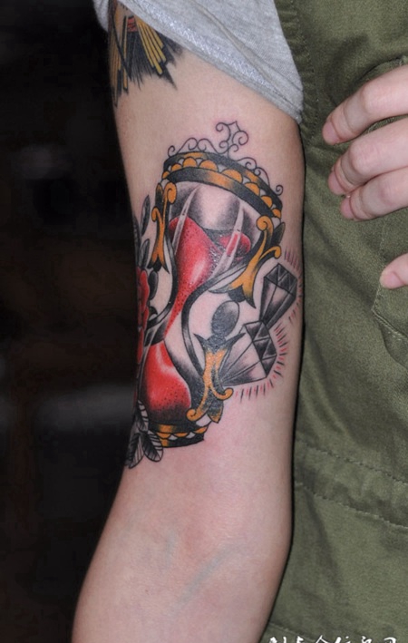 胳膊上的沙漏纹身