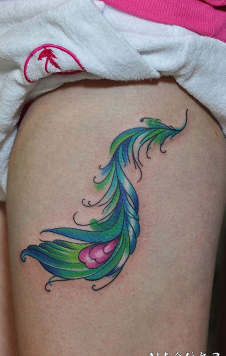 大腿上孔雀的尾羽纹身