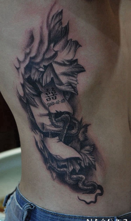 腰侧的树藤纹身