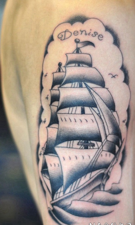 胳膊上的帆船纹身