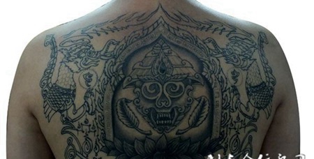 背部稻草人头像纹身