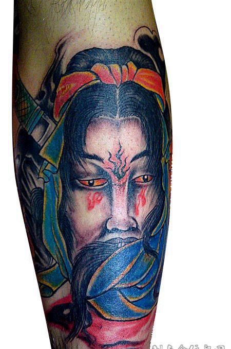 胳膊上的生首纹身