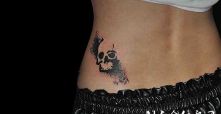 腰侧的骷髅纹身