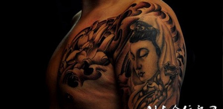 半胛佛像莲花纹身