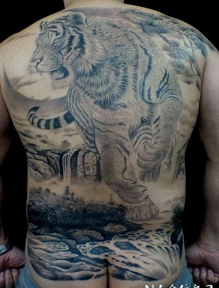 满背猛虎下山纹身
