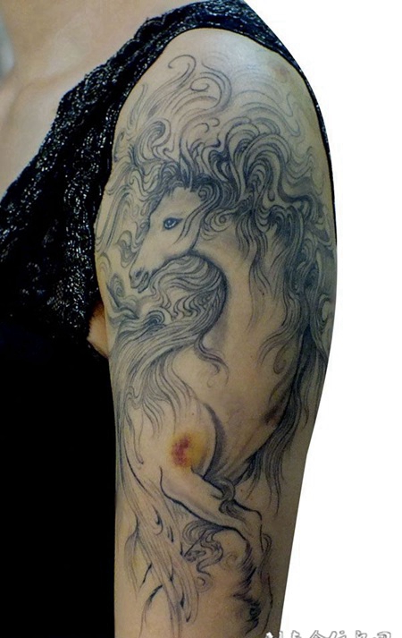 胳膊上的天马纹身