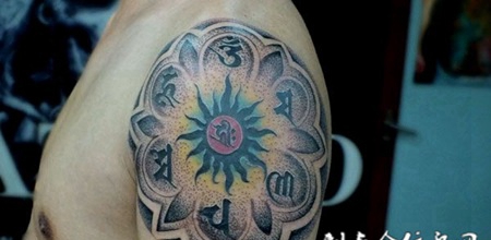 胳膊上的莲花梵文纹身