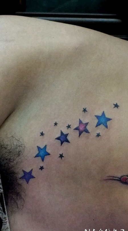 腹部的五角星纹身