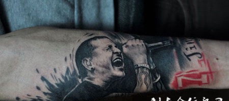 胳膊上的演唱者纹身