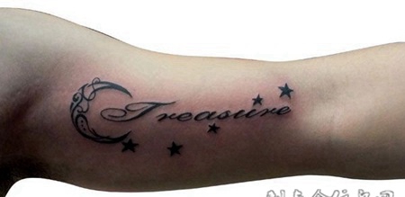 胳膊上的月牙纹身