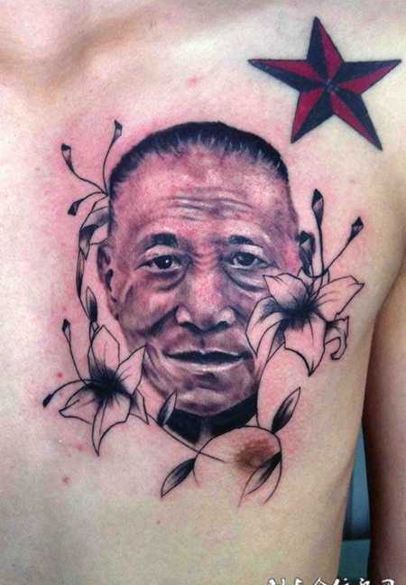 胸前的农民纹身